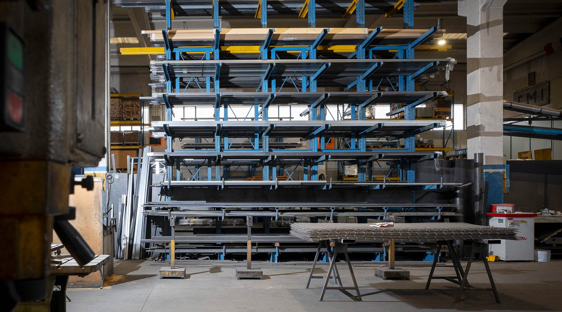 Lavorazione scaffalature industriali